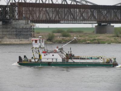 Pchacz HETMAN na tle tczewskich mostów.