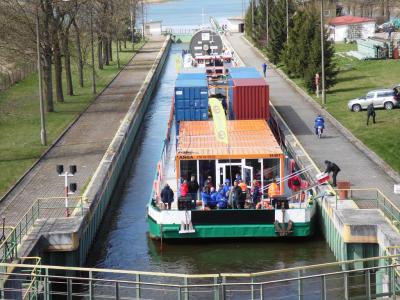 Pchacz HETMAN z barką GALAR-2 w śluzie Gdańsk Przegalina