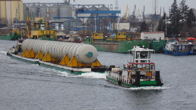 Transport ponadnormatywnych elementów barkami.