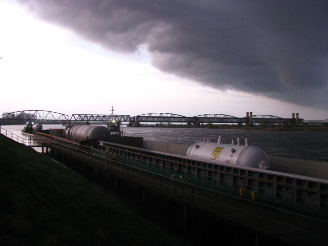 Transport ponadnormatywnych elementów barkami.