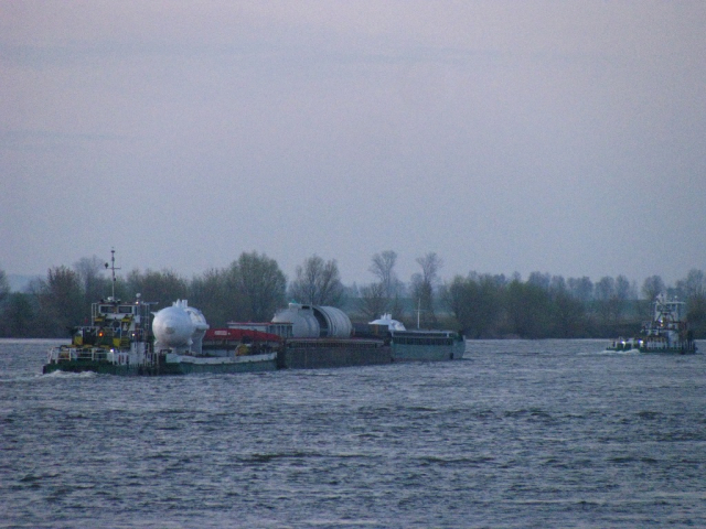 Transport ponadnormatywnych elementów barkami.