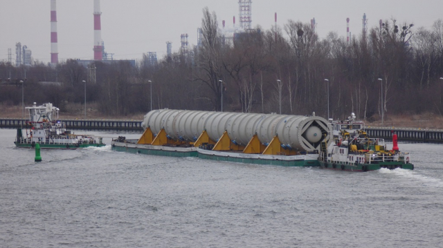 Transport ponadnormatywnych elementów barkami.