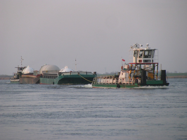Transport ponadnormatywnych elementów barkami.