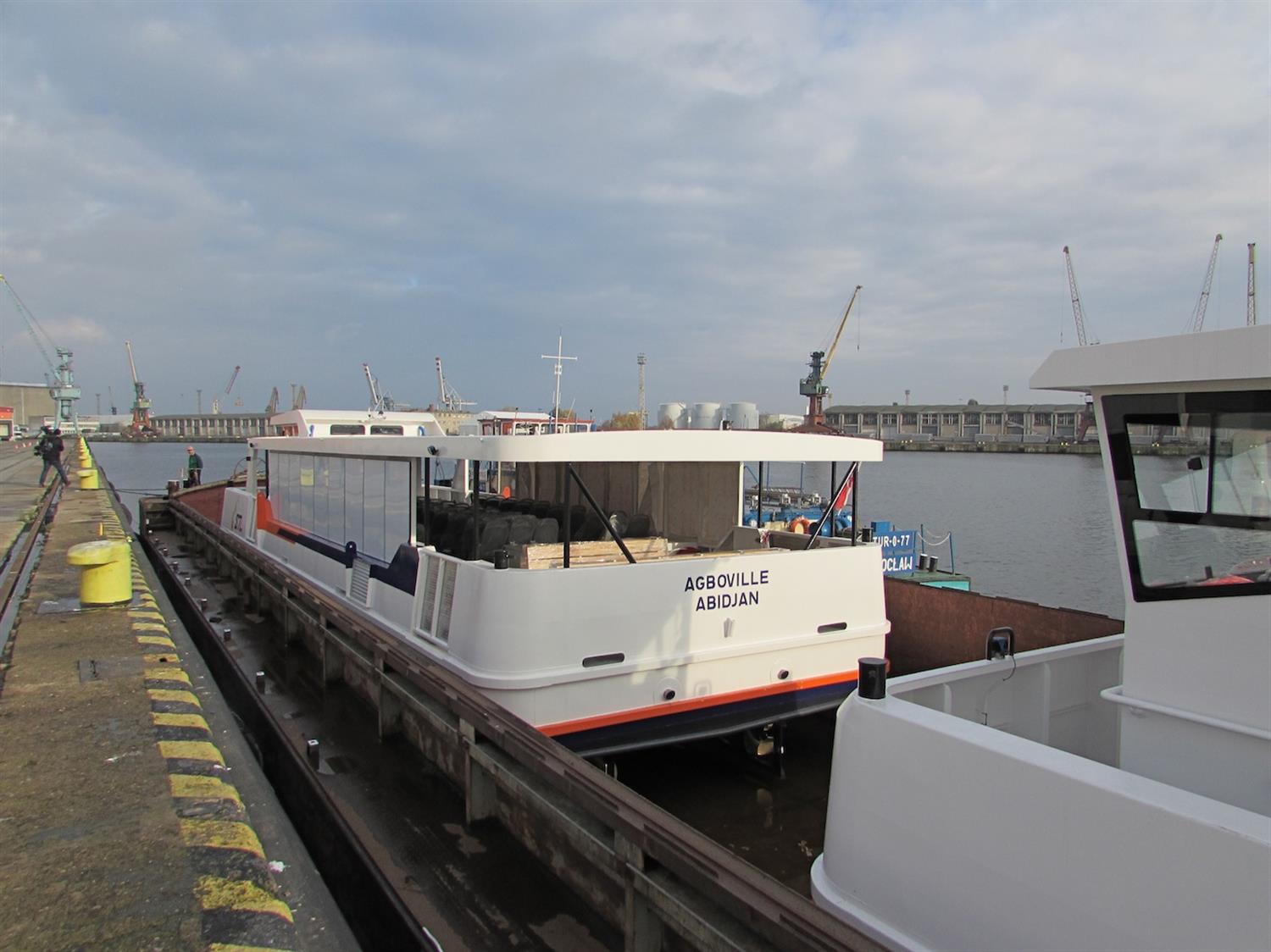 Tramwaje wodne dopłynęły na barce do Szczecina