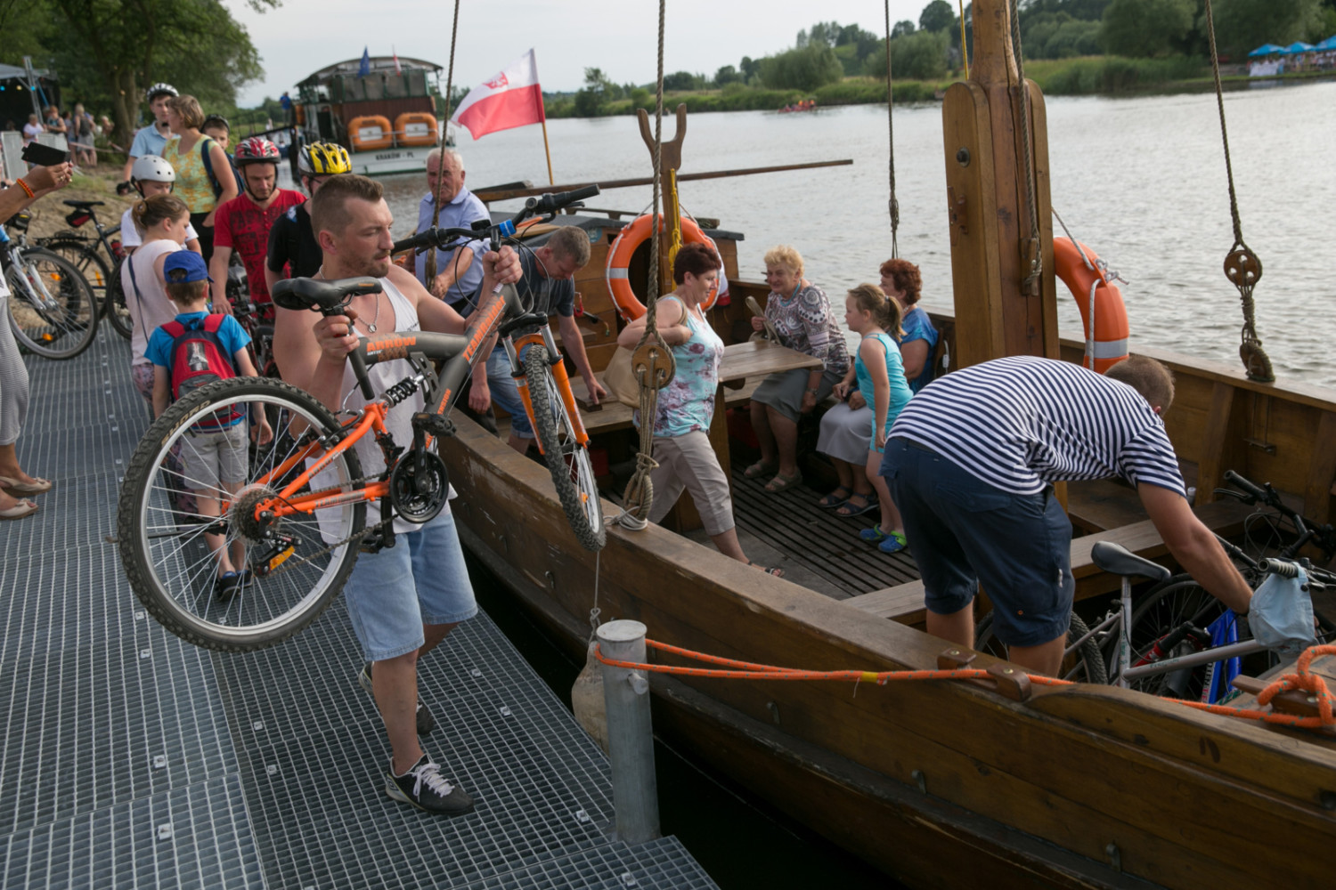 Prom znów połączył dwa brzegi Wisły