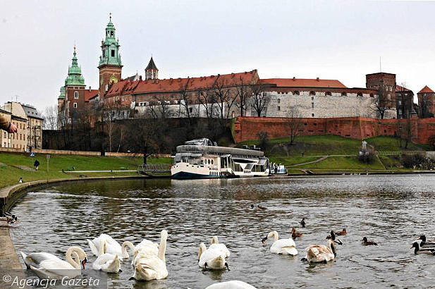 Barka Stefan Batory wraca pod Wawel