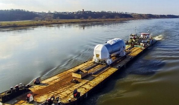 Olbrzymia turbina płynie Wisłą do Płocka