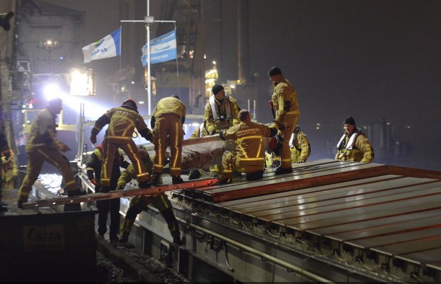 W Amsterdamie kapitan wypadł za burtę. Jest w stanie krytycznym