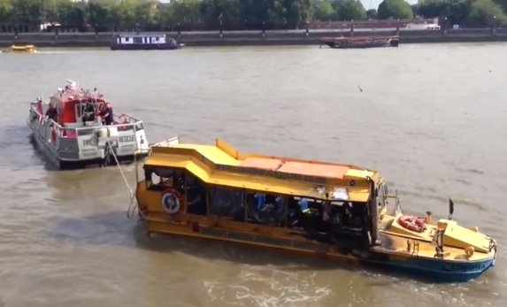 Londyn. Pożar łodzi wycieczkowej. Ludzie skakali do Tamizy