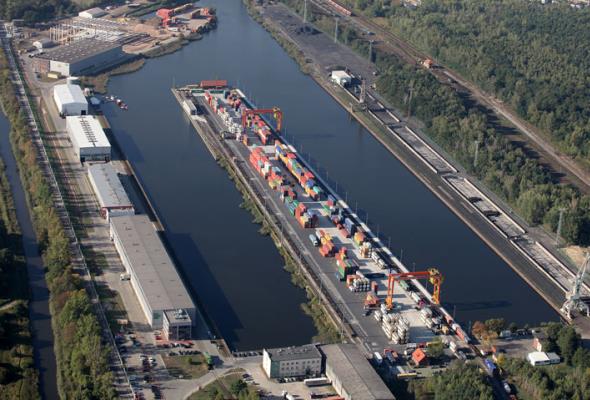 Szeroki tor aż do portu śródlądowego