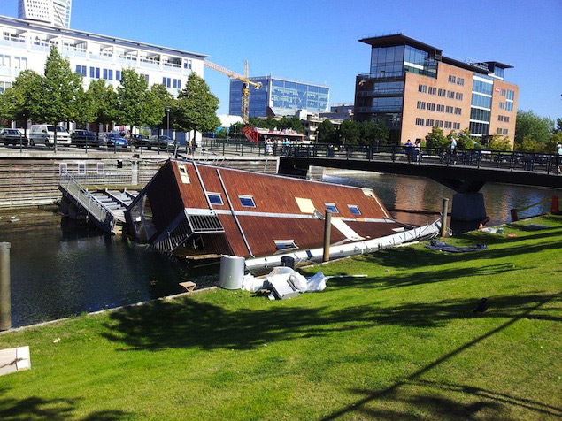 Przewrócił się dom na wodzie