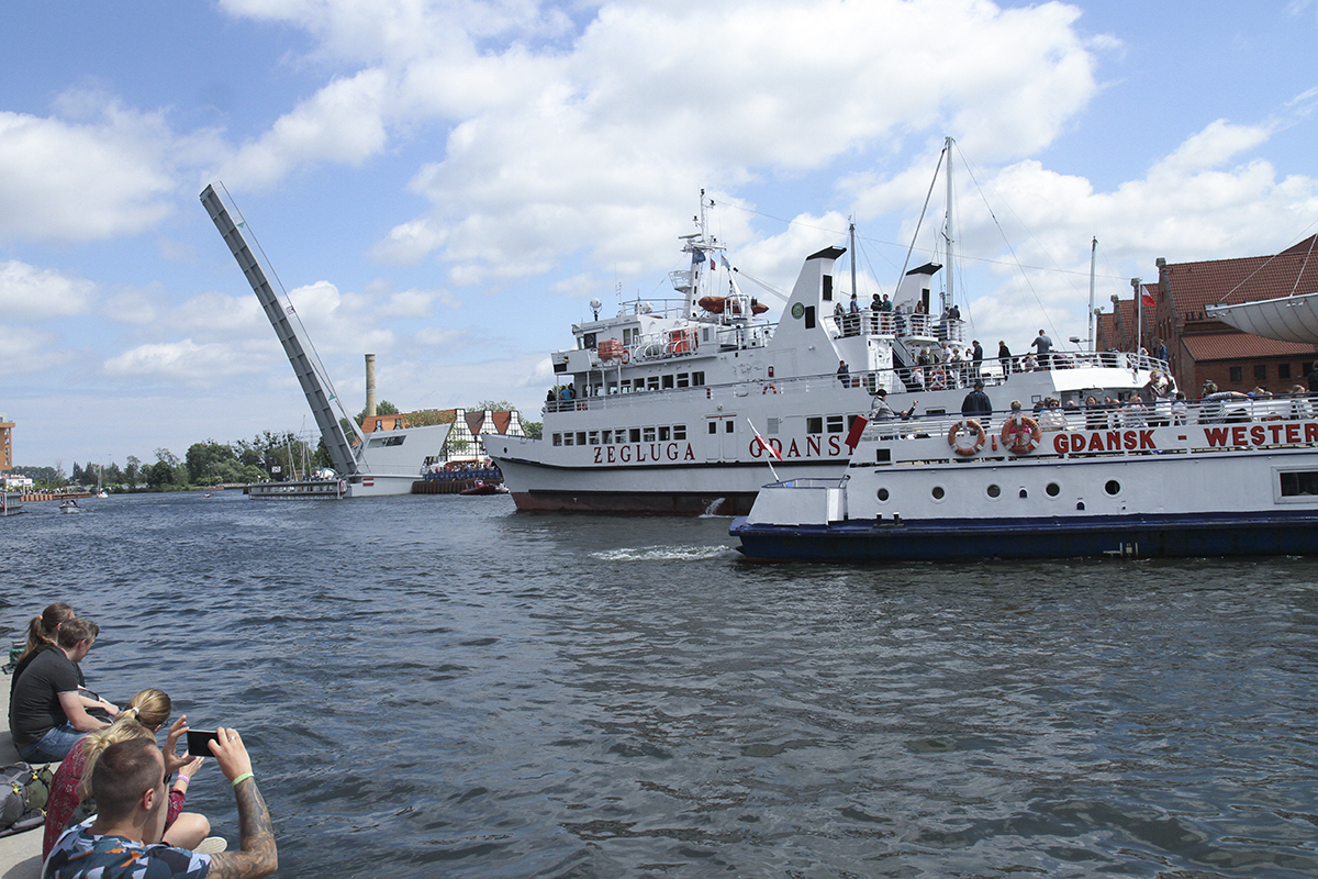 W Gdańsku rozpoczął się proces kapitana statku, który przepłynął pod opuszczaną kładką