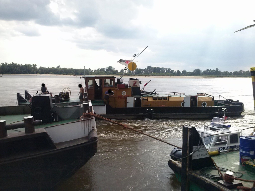 Transport zbiorników na Wiśle - zatonął holownik