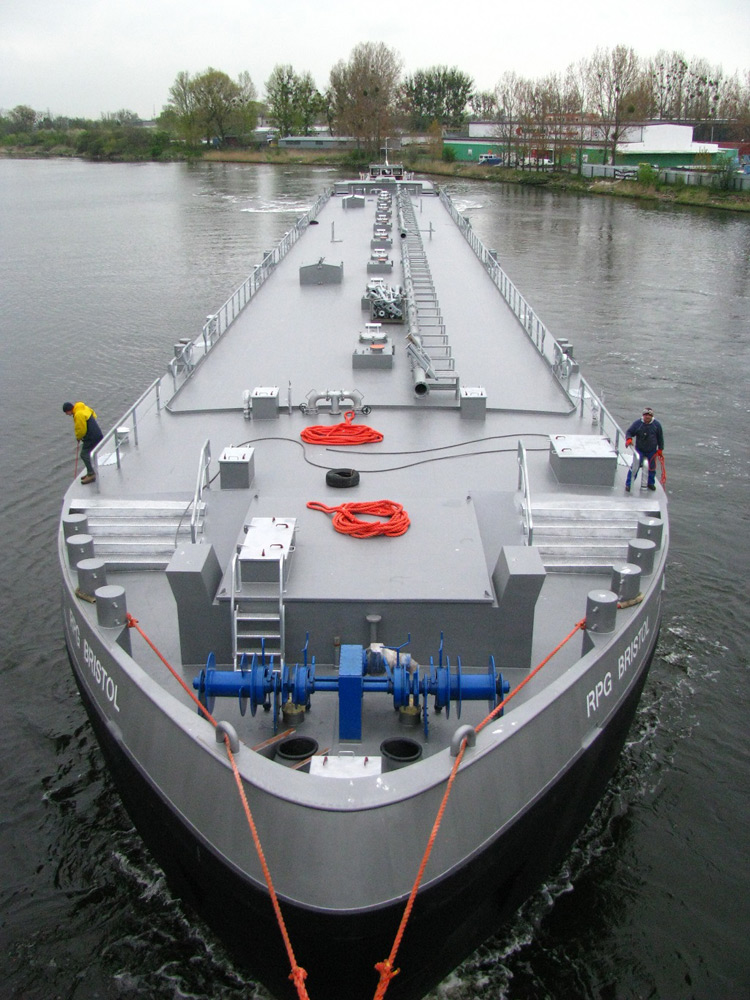 Holowanie kadłuba zbiornikowca RPG BRISTOL