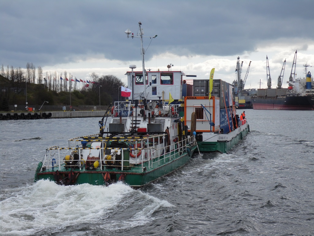 Kontenery popłyneły Wisłą