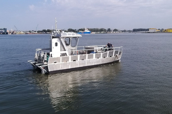 Statek do usuwania zanieczyszczeń z wód śródlądowych
