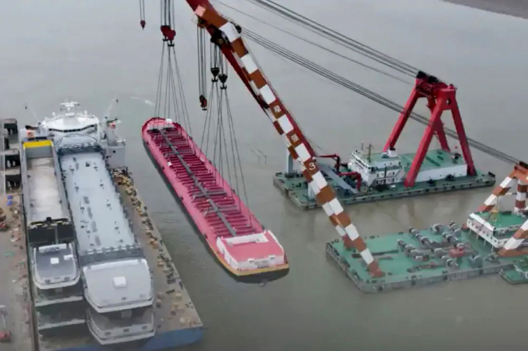 Tankowiec BASF o małym zanurzeniu