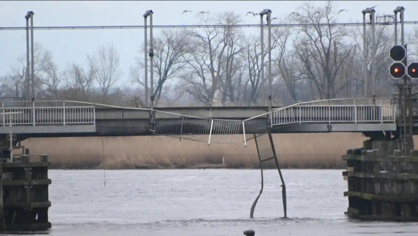 Barka taranuje most kolejowy na Hunte – utrudnienia w ruchu