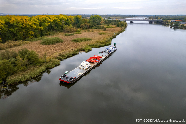 Tarcza do drążenia S19 już na Odrze. Płynie do Opola