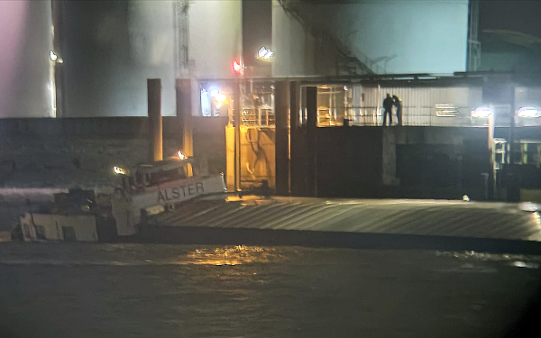 Barka zatonęła w porcie w Hamburgu