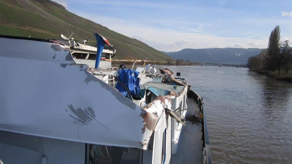 Tankowiec uszkodzony w zderzeniu z mostem