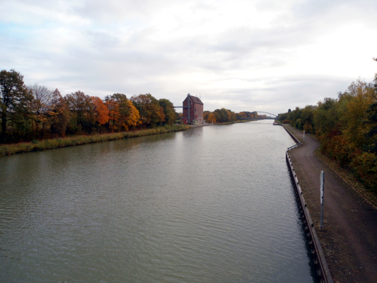 Kanał Mittelland: statek rufowym dźwigiem zrywa linię wysokiego napięcia
