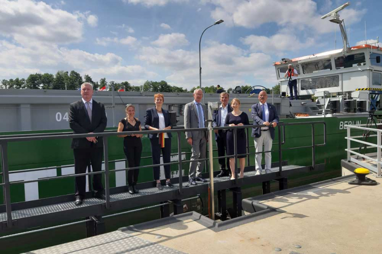 »Elektra« jest pierwszym statkiem, który przeszedł przez śluzę Wusterwitz II