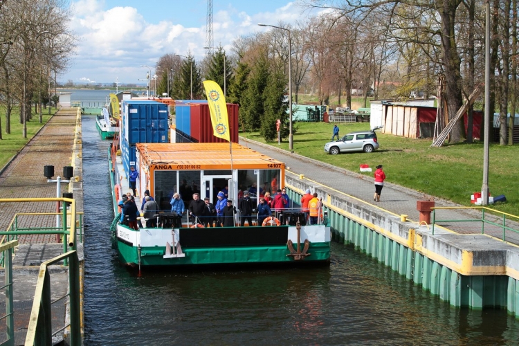 Pierwszy komercyjny rejs Wisłą z ładunkiem kontenerów