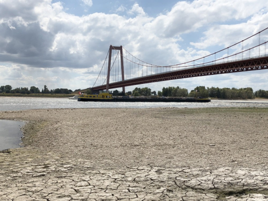 Niskie stany wody hamują żeglugę śródlądową. Spadek przewozów