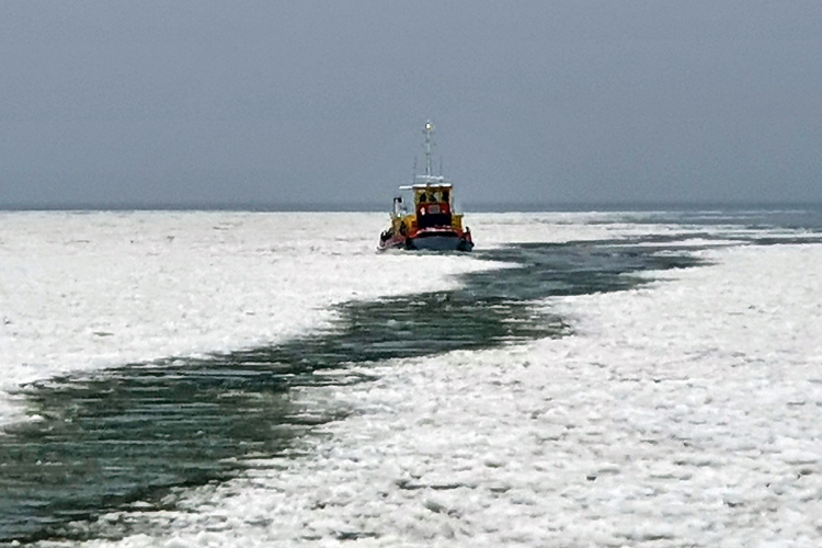 Pierwszy patrol lodołamaczy w sezonie zimowym na Dolnej Wiśle