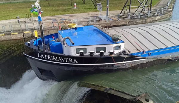 Motorowy statek towarowy niszczy śluzę w Iffezheim