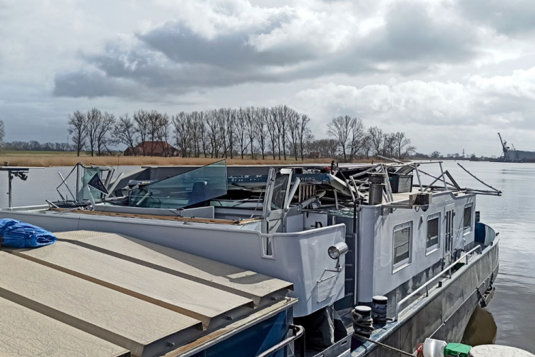 Sterówka zerwana po kolizji z mostem