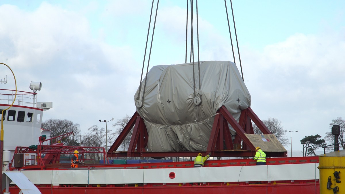 Moduł gigantycznej turbiny dla Elektrowni Opole dotarł do Gdańska
