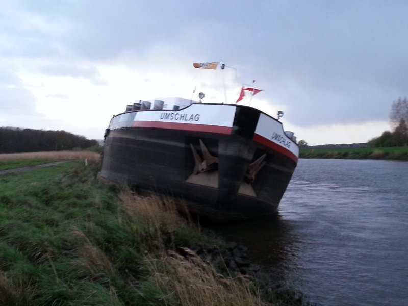 Sztormowy wiatr na Hunte wepchnął statek na ląd