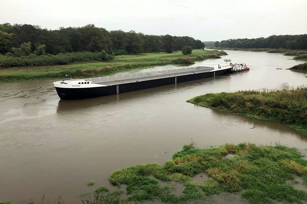 Kadłub Velassaru ze stoczni Malbo holowany do Holandii